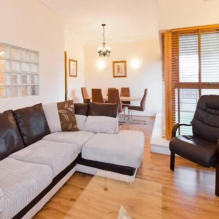 Stunning 3-bed In 1 Apartment