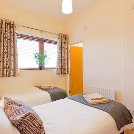 Stunning 3-bed In 1 Apartment *