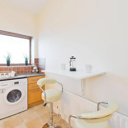 Stunning 3-bed In 1 Apartment *
