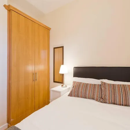 Stunning 3-bed In 1 Apartment *