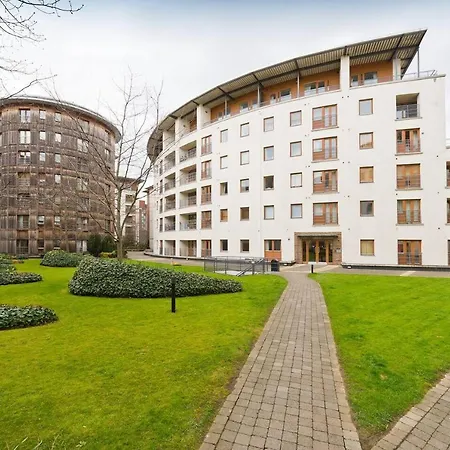 Stunning 3-bed In 1 Apartment *