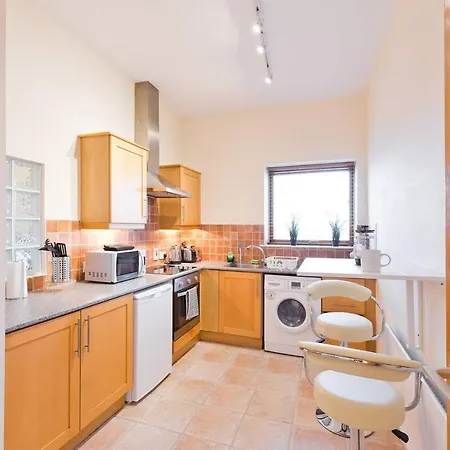 Stunning 3-bed In 1 Appartement *